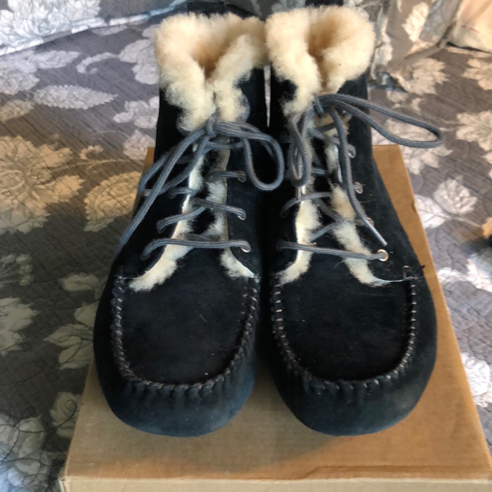Women’s Chickaree black Ugg booties size 7